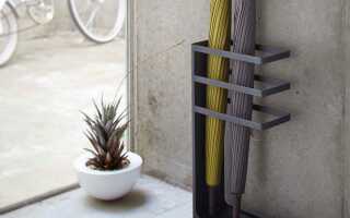 Особенности такого интересного аксессуара, как подставка для зонтов в прихожую