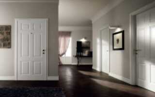 Дизайн со светлыми дверями и полами