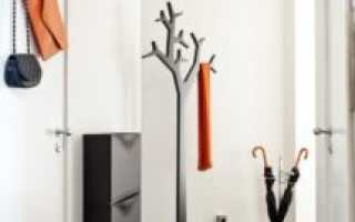 Нужный и незаменимый предмет мебели – напольная вешалка для костюма в прихожую