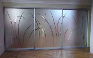 Выбираем и устанавливаем шкаф-купе с пескоструйным рисунком – прихожая изменится до неузнаваемости