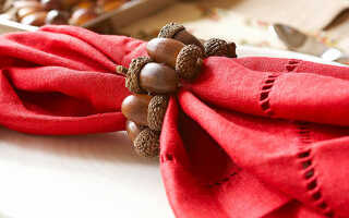 5 оригинальных идей осеннего декора из желудей
1. Украшение для салфеток
2. Желуди на дереве
3. Подсвечник с желудями
4. Рамка с желудями
5. Венок из желудей