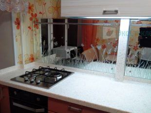 Зеркальный фартук на кухне: плюсы и минусы, отзывы