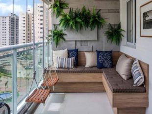 Идеи для оформления помещений открытого вида куда меньше, нежели для остекления варианта