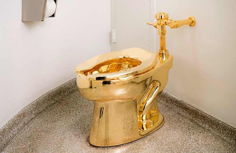 золотой унитаз в интерьере