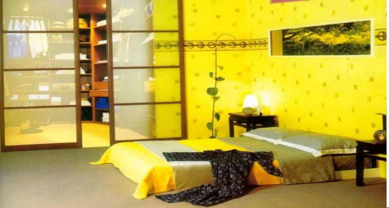 ярко-желтые стены