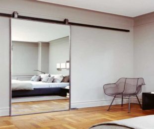 Зеркальные двери-купе для гардеробной + фото