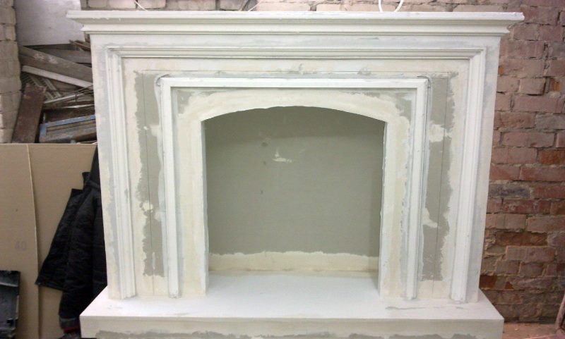 Камин, изготовленный из листов гипсокартона, а также сделанный своими руками, не нуждается в больших вложениях средств.