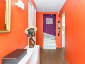 Идеально будет смотреть оранжевая прихожая, которая оформлена в восточном стиле. Комбинирование с черным цветом поможет все уравновесить.