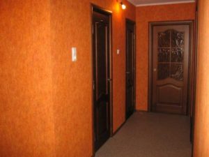 Оттенки апельсинового цвета не могут быть использованы в прихожих, оформленных в старинных стилевых направлениях, таких как рококо, барокко и модерн.