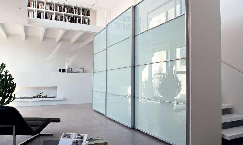 шкаф со стекляными дверями