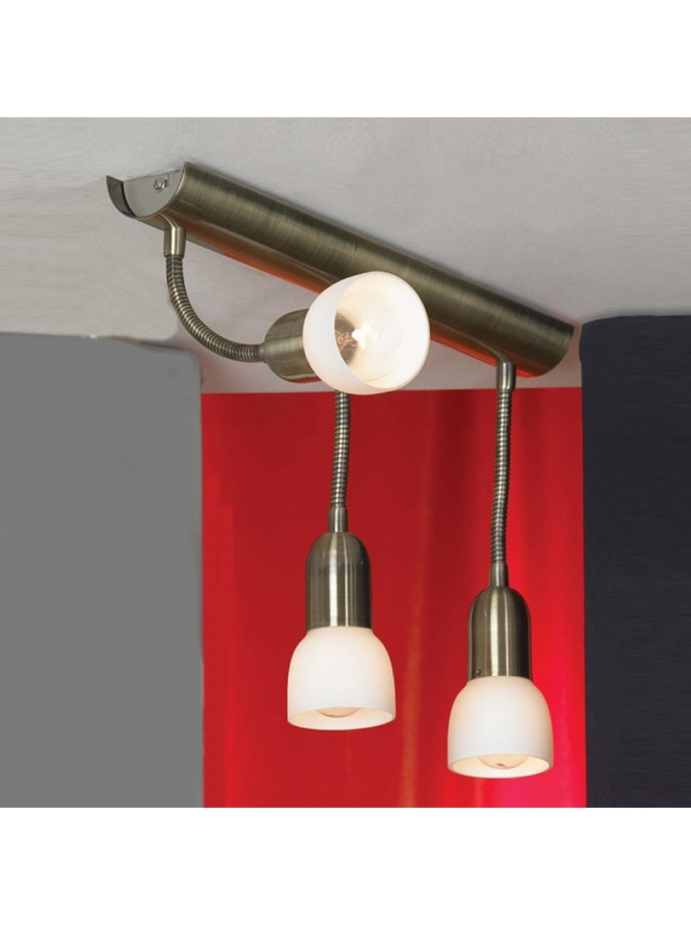 люстра с тремя лампами и гибким держателем. 
