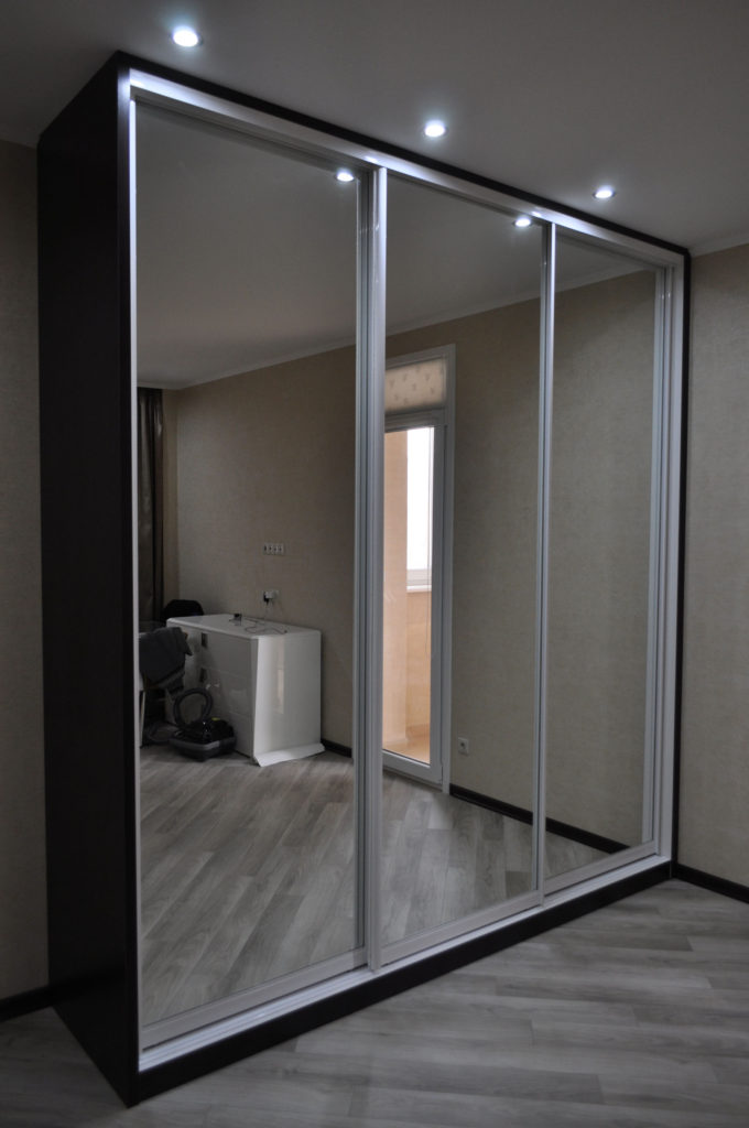 Минималистический узкий шкаф-купе в прихожую.