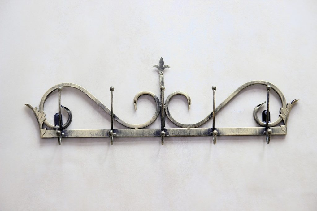 Оригинальная настенная вешалка в прихожую.