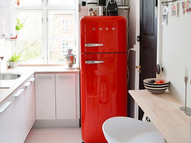 . В маленькой квартире-студии барная стойка может с успехом служить для отделения кухни от жилой площади.