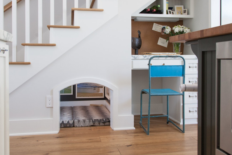 пространство под лестницей