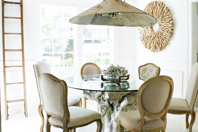 разные стулья в столовой