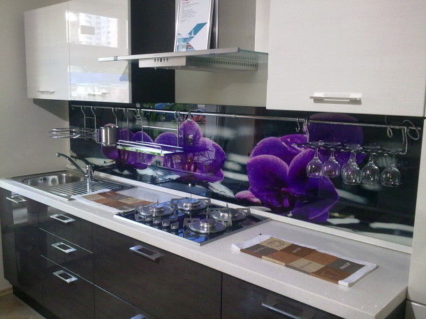 Кухонный-фартук-из-закаленного-стекла