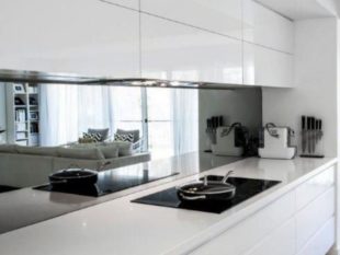 Зеркальный фартук на кухне: плюсы и минусы, отзывы