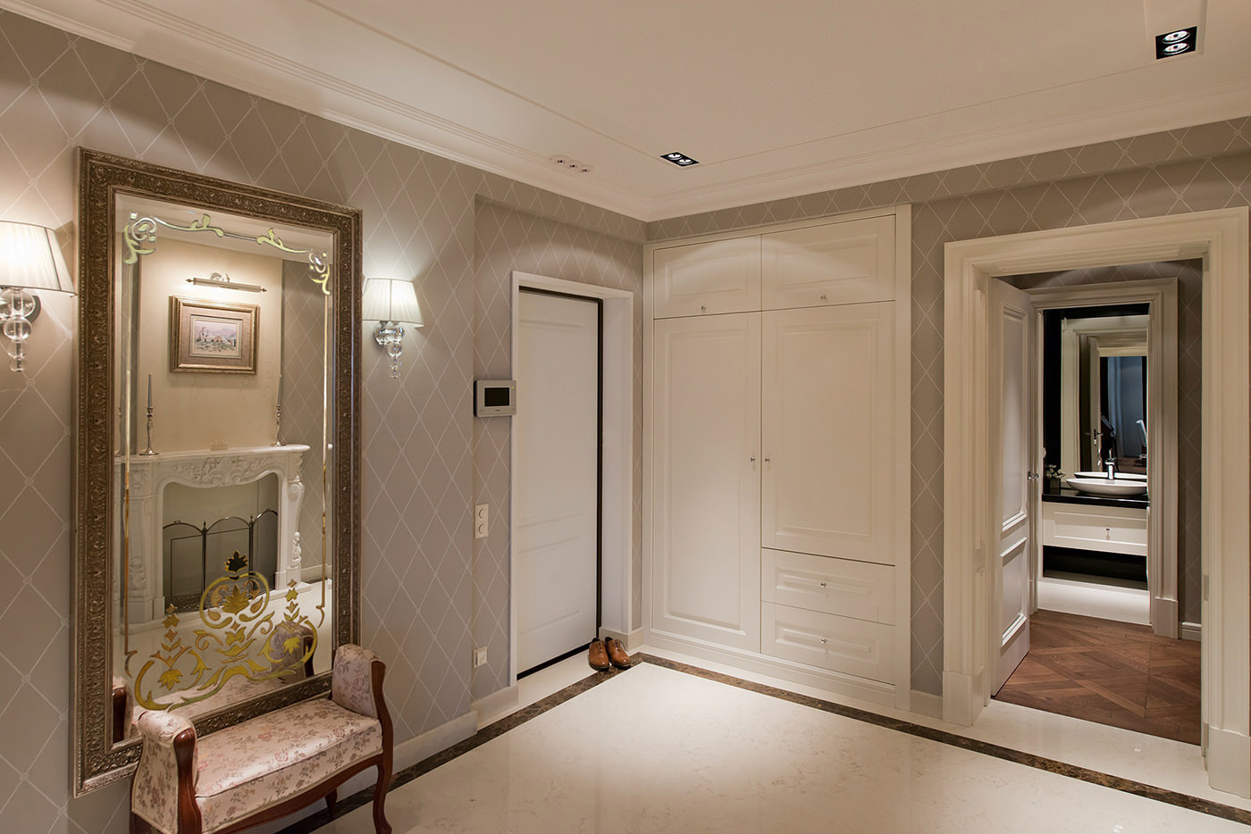 прихожая в классическом стиле с бра 