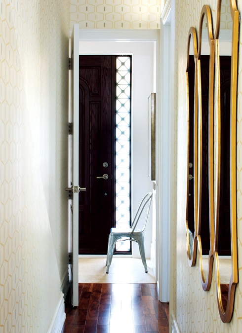 Узкий и длинный коридор - как визуально его увеличить?