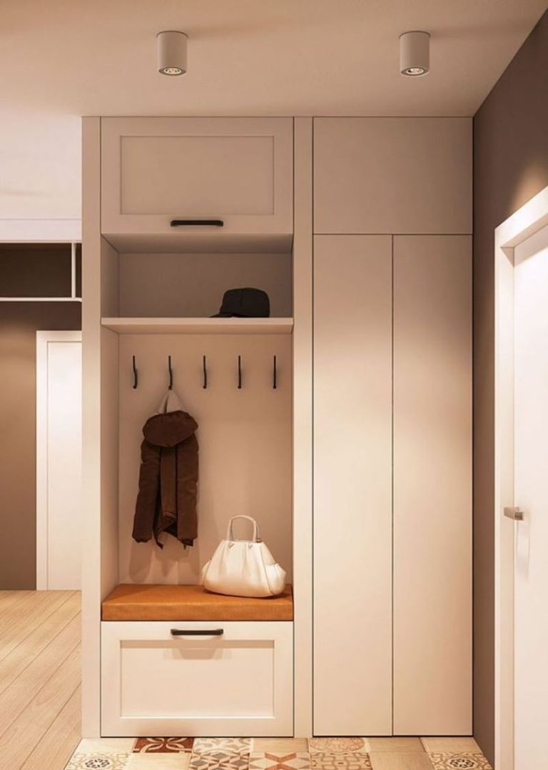 светлая высокая мебель с антресолью