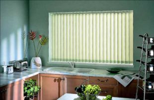 Вертикальные жалюзи на окна в кухню