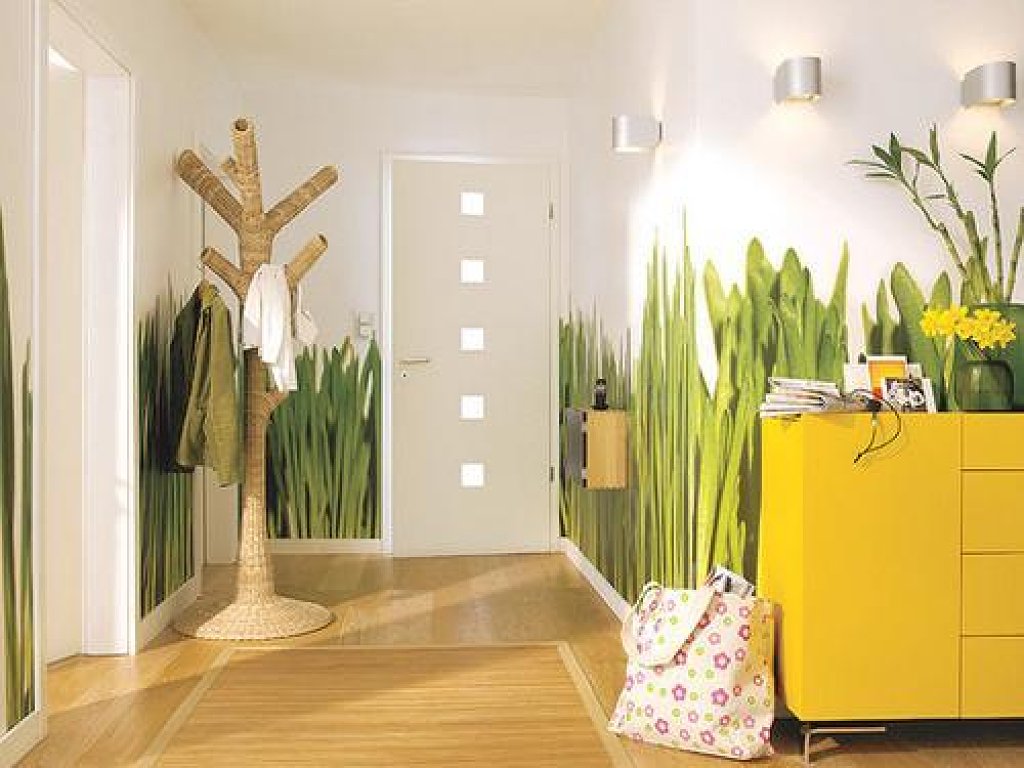 зелень на обоях в прихожей 