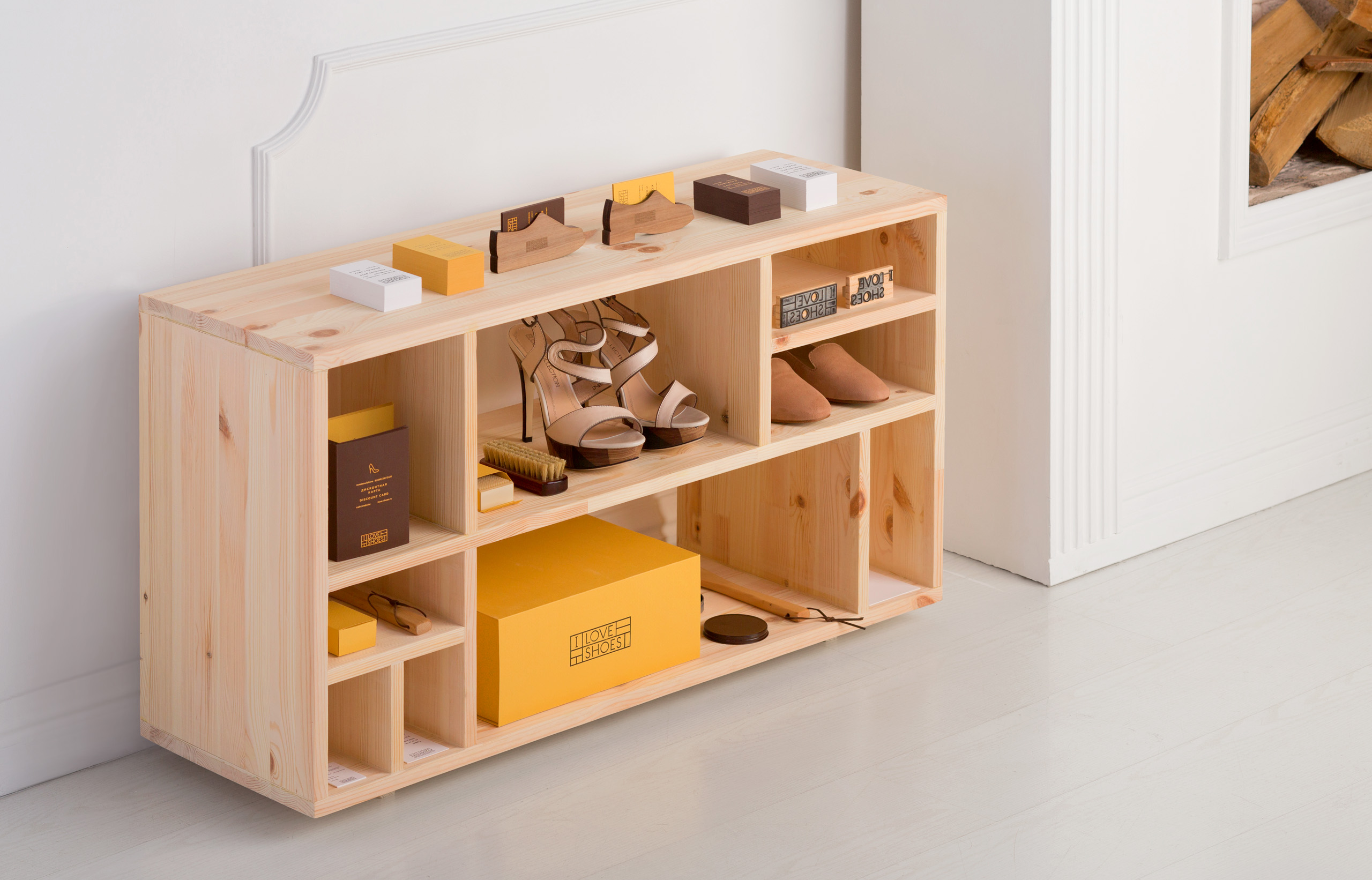 Обувница из дерева в прихожей