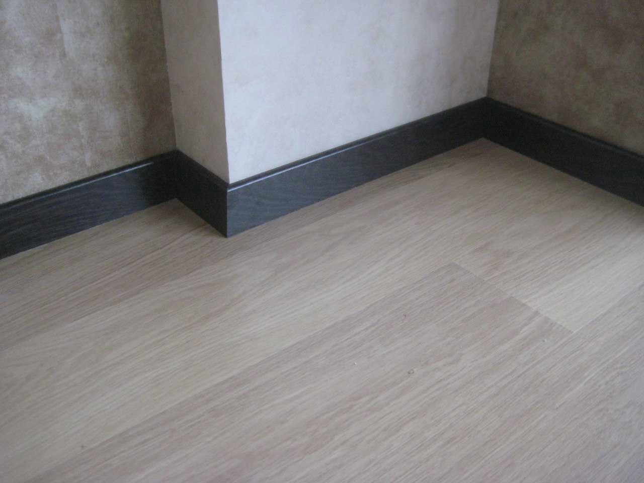 плинтус в доме 