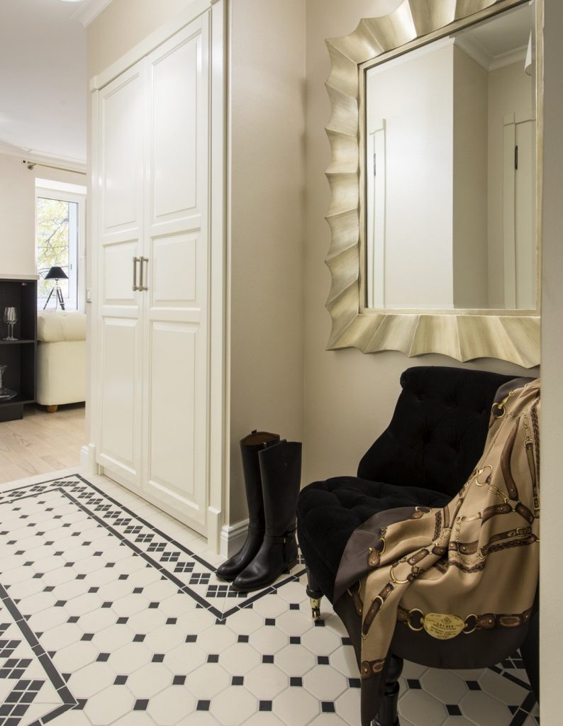 узорчатая плитка в коридоре 