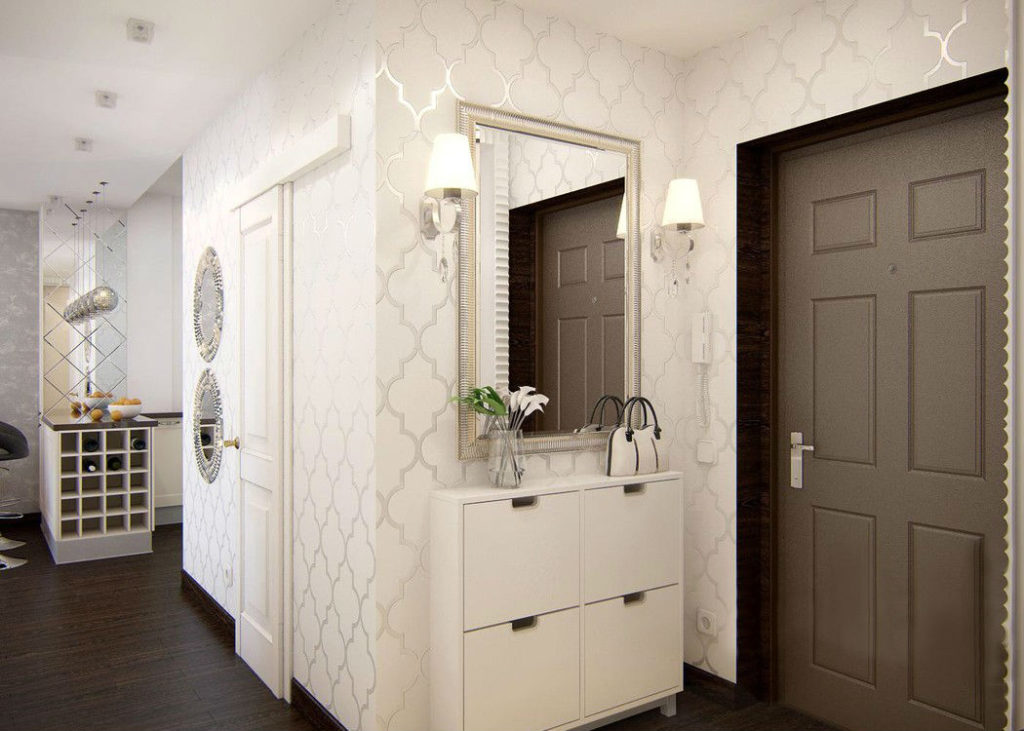 белые обои в коридоре