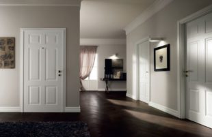 Дизайн со светлыми дверями и полами