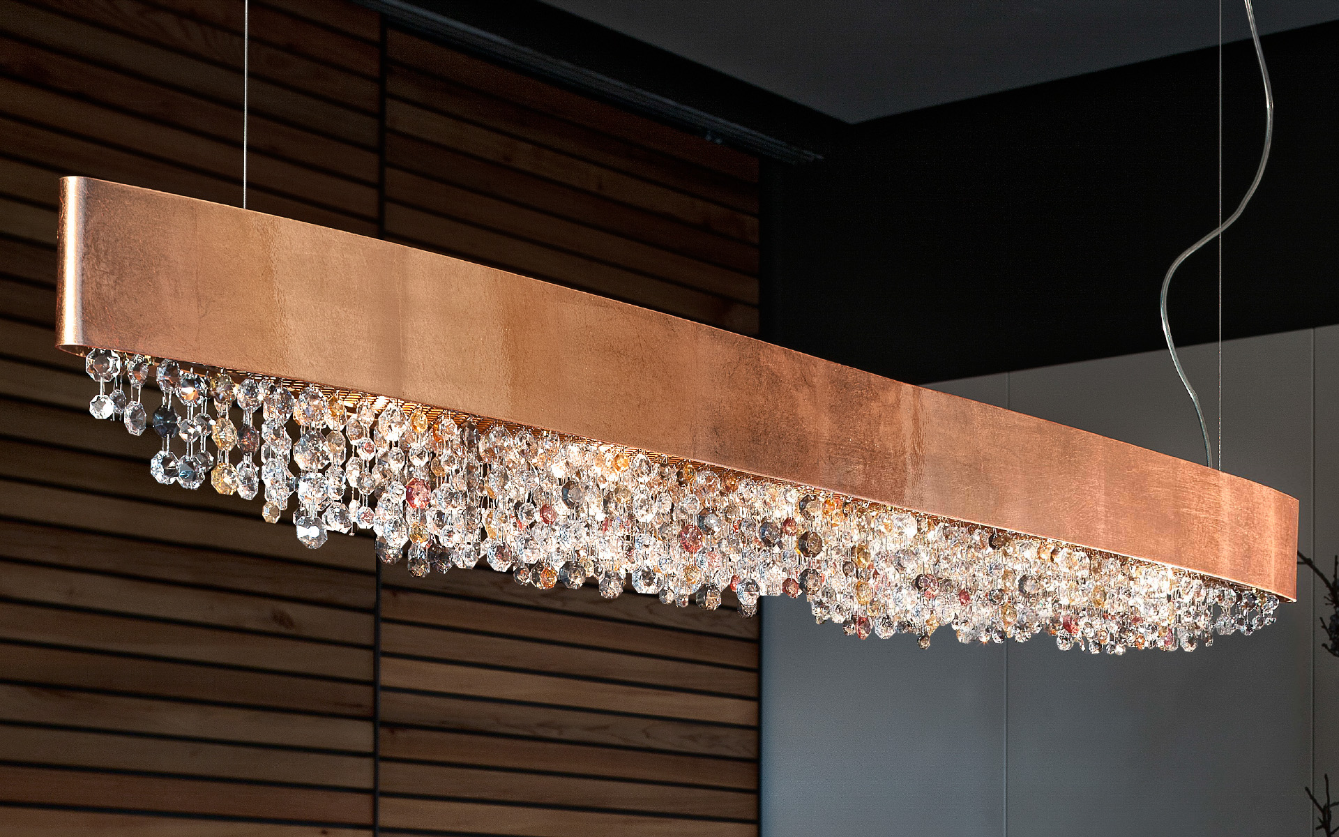 вытянутая люстра со стеклянными шариками 