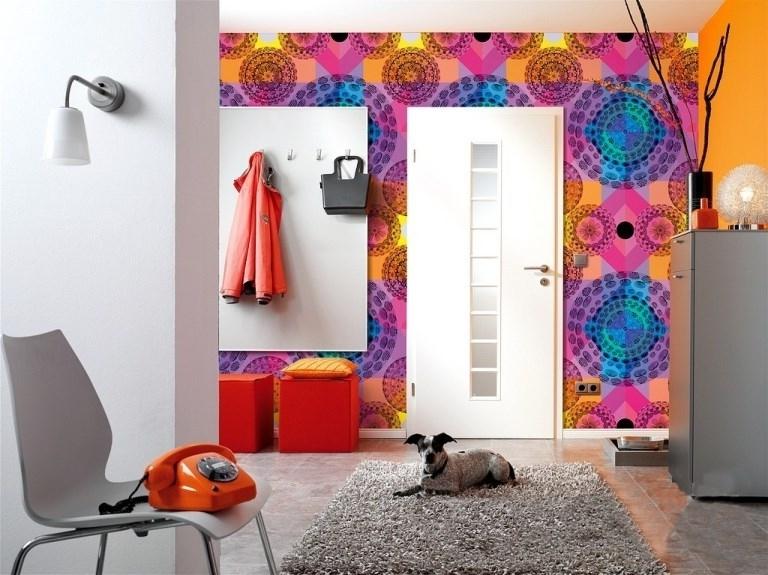 яркие обои в коридоре. 