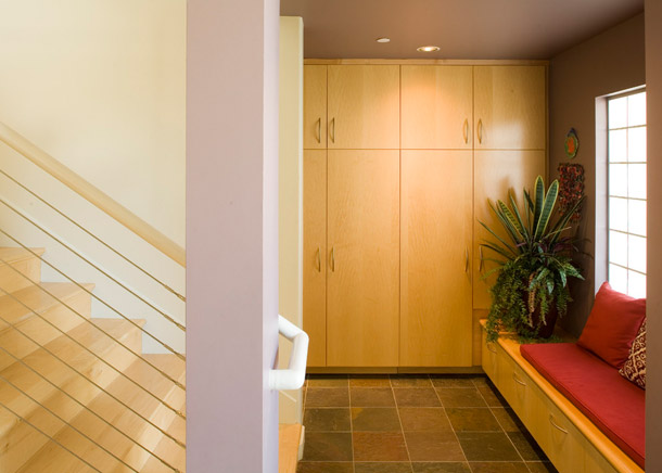 Шкафы с закрытыми полками