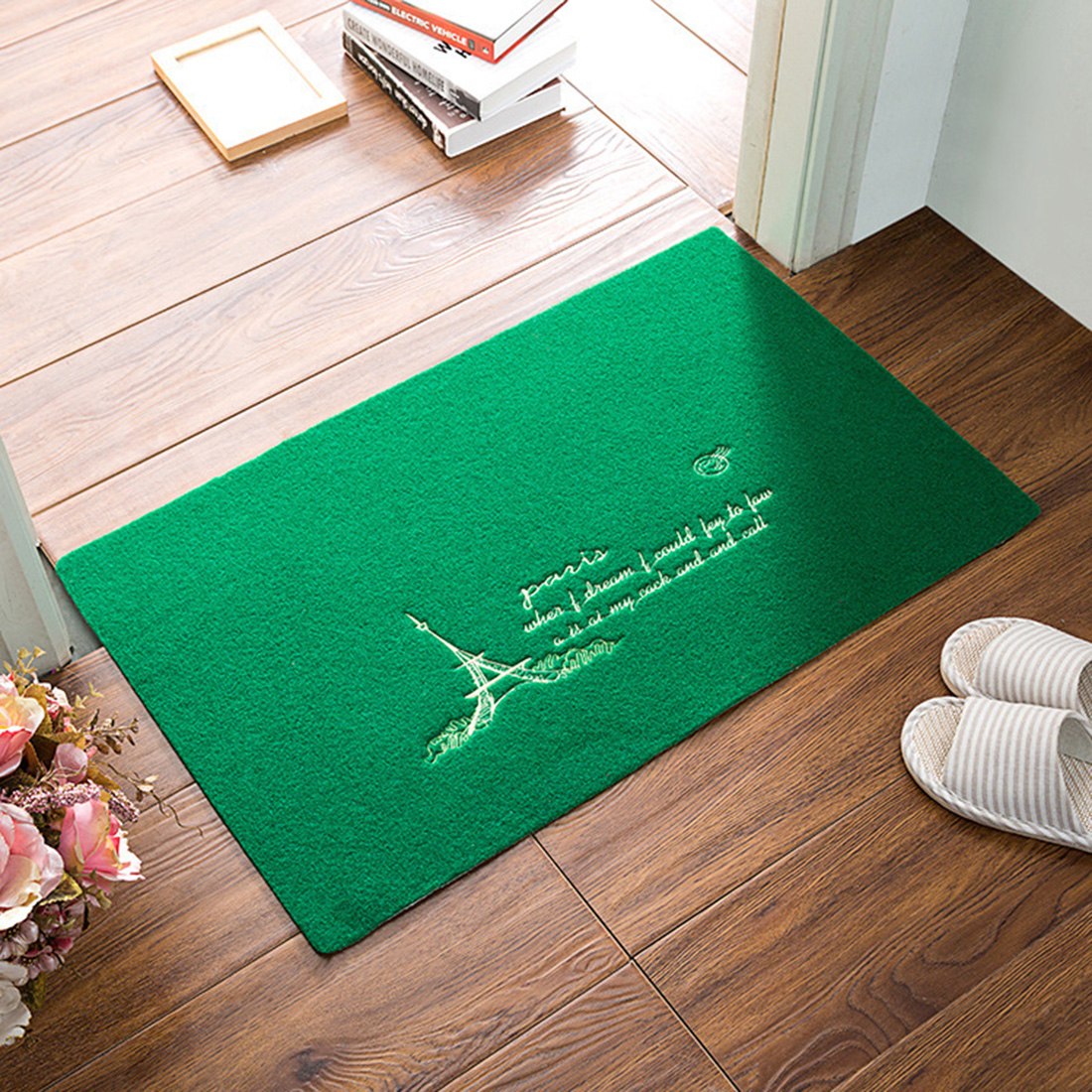 Зеленый коврик в коридоре