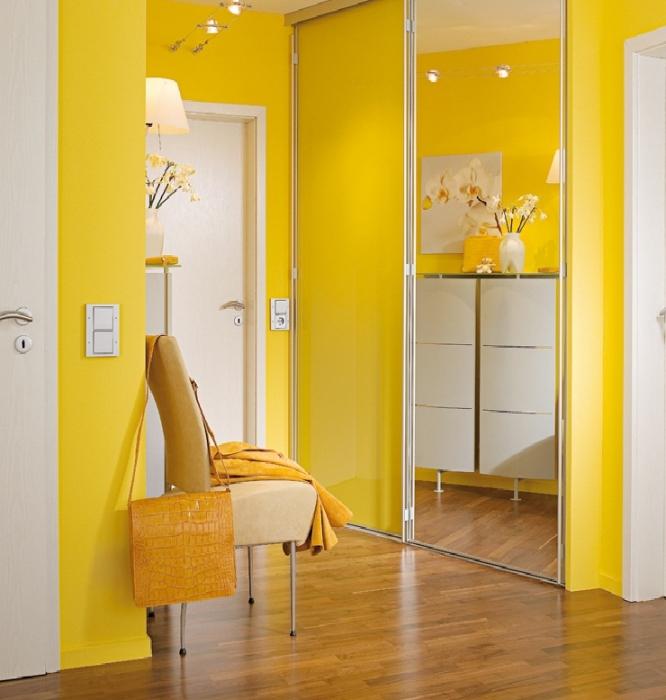 желтые обои в коридоре 