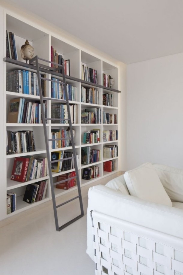 Использование лестницы по назначению в интерьере квартиры