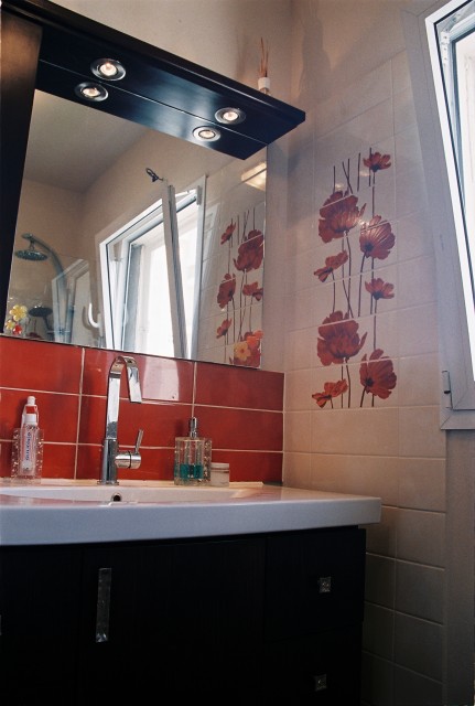 Цветочные узоры на стенах