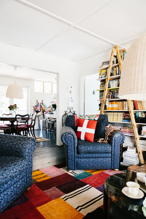 Использование приставной лестницы или стремянки в качестве стеллажа