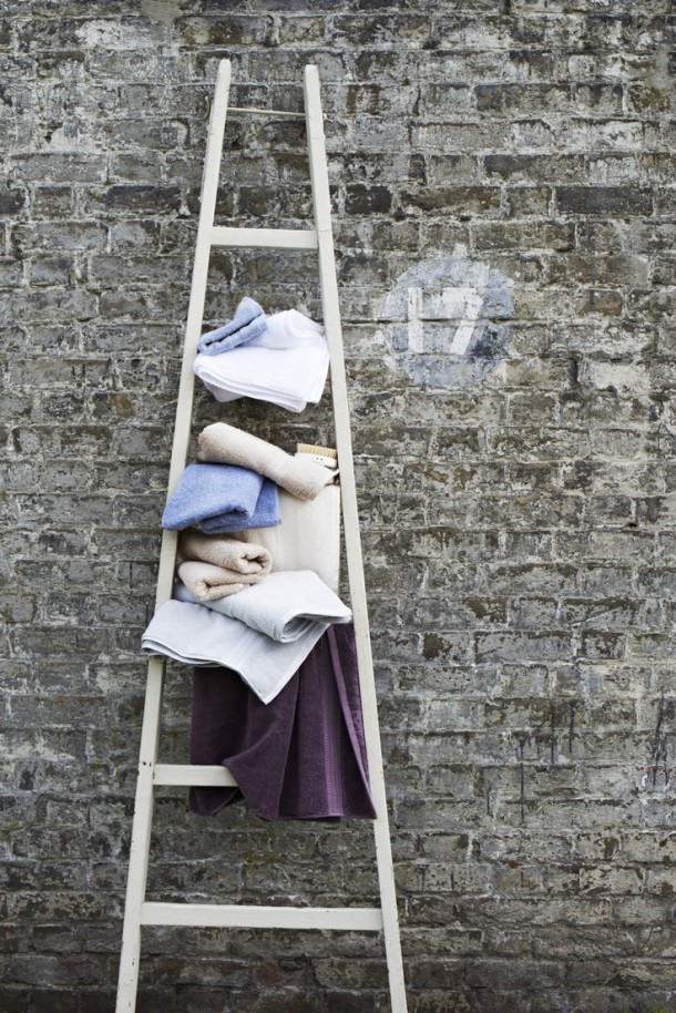 Даже в небольшой ванной лестницу можно использовать как открытый стеллаж