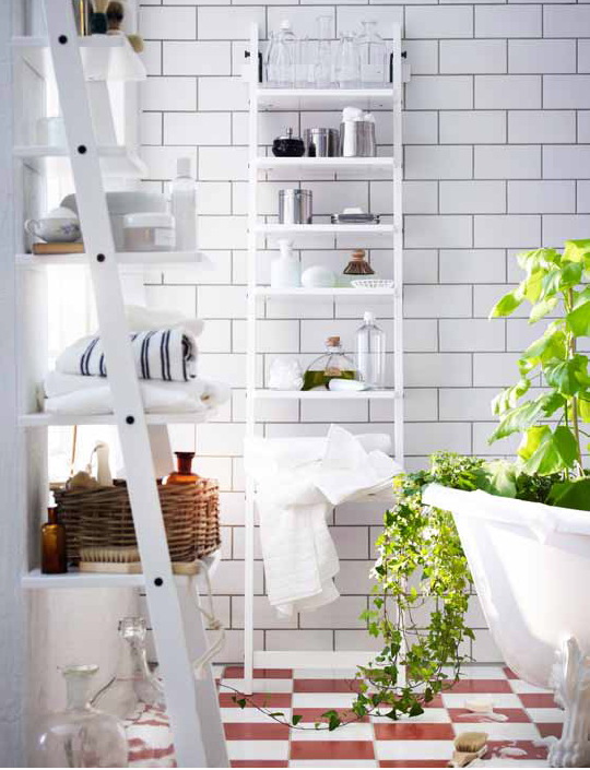 Даже в небольшой ванной лестницу можно использовать как открытый стеллаж