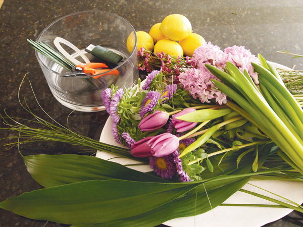 Центральная композиция из гиацинтов и лимонов