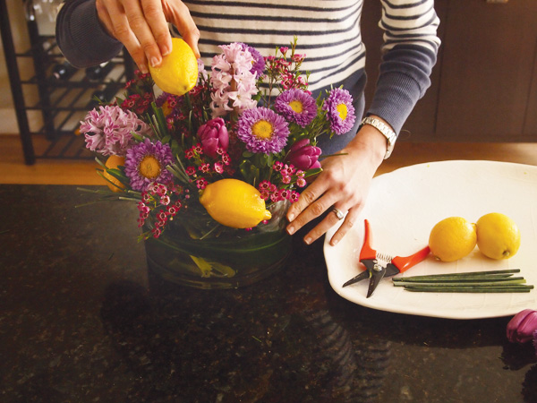 Цветочная композиция из весенних цветов