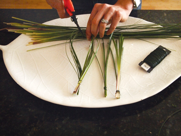 Центральная композиция из гиацинтов и лимонов