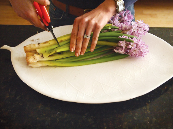 Центральная композиция из гиацинтов и лимонов