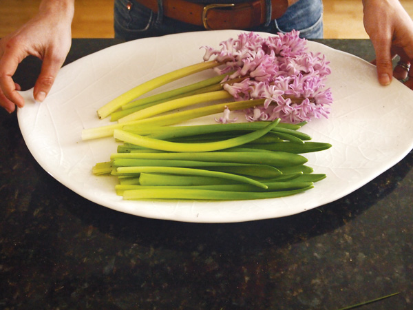 Центральная композиция из гиацинтов и лимонов