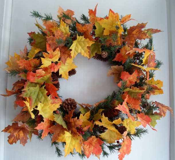 5 простых вариантов создать осенние венки на двери