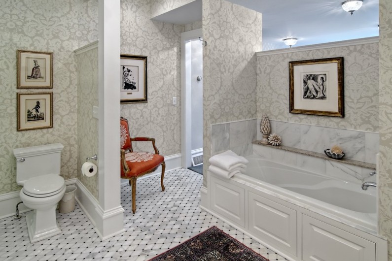 traditional-bathroom